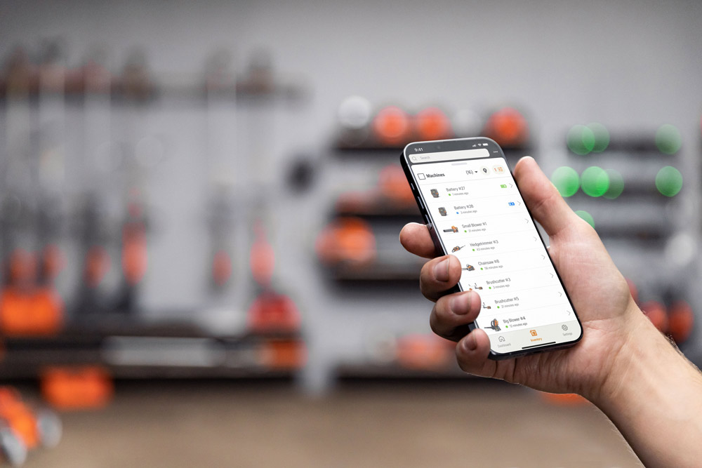 Smartphone mit App zur Steuerung und Überwachung von Mährobotern – digitale Verwaltung und Service für gewerbliche Rasenpflege.