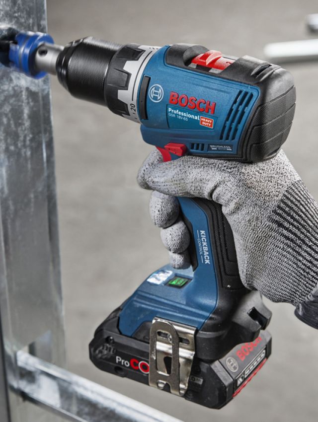 Akku-Bohrschrauber im Einsatz bei der Metallmontage – professionelles Elektrowerkzeug aus dem Sortiment von Werkzeug Schultze.