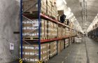 Lagerhalle mit Hochregalen und palettierten Waren – effiziente Lager- und Betriebseinrichtung für Industrie und Gewerbe.