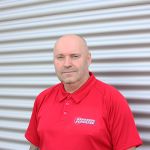 Porträt eines Mitarbeiters von Werkzeug Schultze vor dem Firmengebäude – persönlicher Ansprechpartner für Transport und Logistik