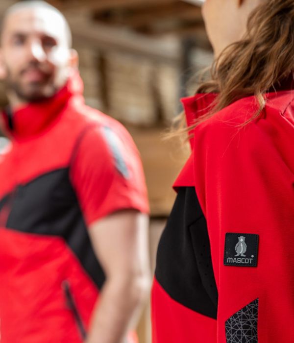 Moderne Arbeitskleidung im Einsatz – funktionale Berufsbekleidung für Industrie, Handwerk und Logistik.