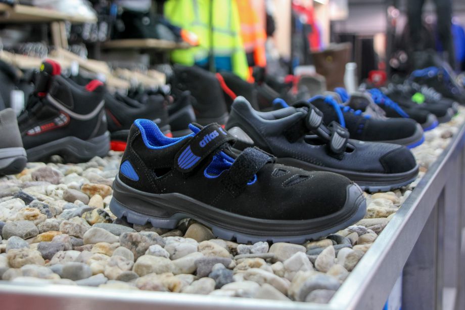 Sicherheitsschuhe und Arbeitsschuhe in der Ausstellung von Werkzeug Schultze – hochwertige Berufsbekleidung für Handwerk und Industrie.