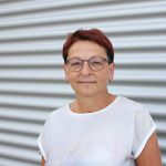 Porträt einer Mitarbeiter von Werkzeug Schultze vor dem Firmengebäude – persönliche Ansprechpartnerin aus der Buchhaltung.