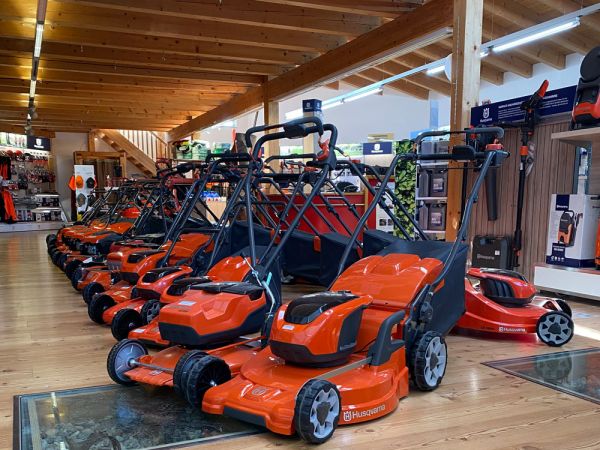 Ausstellung von Rasenmähern und Gartengeräten im Fachmarkt von Werkzeug Schultze – Forst- und Gartentechnik vor Ort.