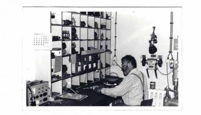 Historische Spezialwerkstatt für Elektrowerkzeuge aus dem Jahr 1988 – Reparaturplatz mit Messgeräten und Ersatzteilen bei Werkzeug Schultze.