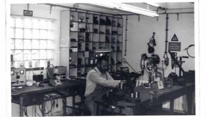 Historische Aufnahme einer Werkstatt aus dem Jahr 1988 – Reparaturarbeitsplatz mit Werkzeugen als Ursprung von Werkzeug Schultze.