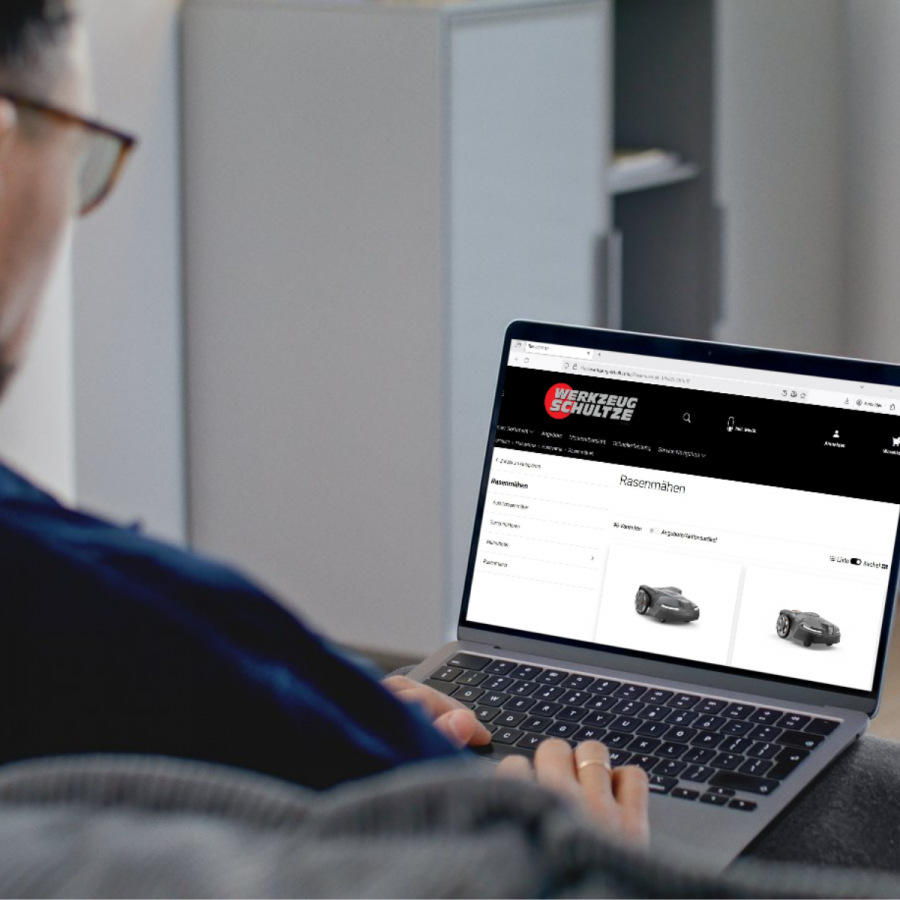 Kunde nutzt den Online-Shop von Werkzeug Schultze am Laptop und informiert sich über Rasenmäher und Gartentechnik.