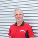 Porträt eines Vertriebsmitarbeiters Außendienst von Werkzeug Schultze vor dem Firmengebäude.- persönlicher Ansprechpartner für Pro Robotics.