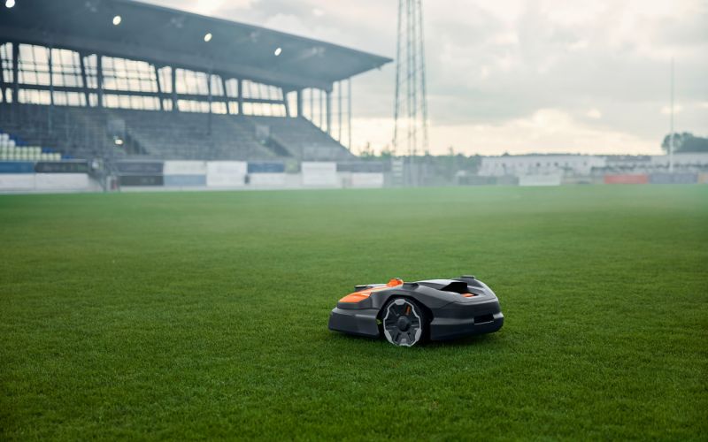 Gewerblicher Mähroboter im Einsatz auf einem Fußballplatz – effiziente Rasenpflege für Sportanlagen und große Grünflächen.