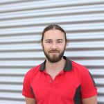 Porträt eines Vertriebsmitmitarbeiters Außendienst von Werkzeug Schultze vor dem Firmengebäude – persönlicher Ansprechpartner für Arbeitskleidung und Arbeitsschutz.