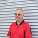 Porträt des Verkaufsleites von Werkzeug Schultze vor dem Firmengebäude.