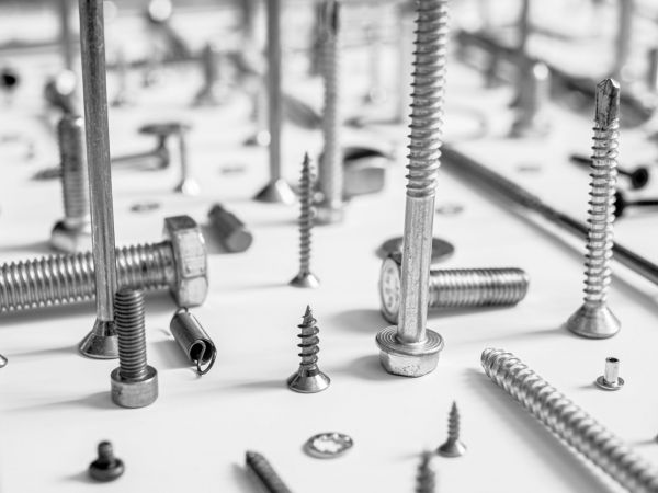 Verschiedene Schrauben, Bolzen und Verbindungselemente in Nahaufnahme – Befestigungs- und Verbindungstechnik für Handwerk und Industrie.
