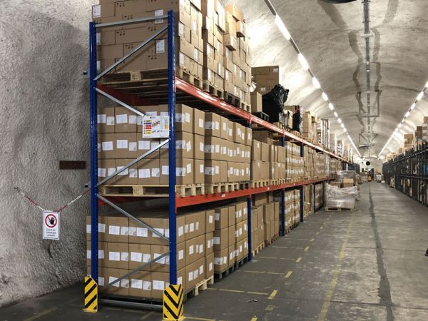 Lagerhalle mit Hochregalen und palettierten Waren – effiziente Lager- und Betriebseinrichtung für Industrie und Gewerbe.