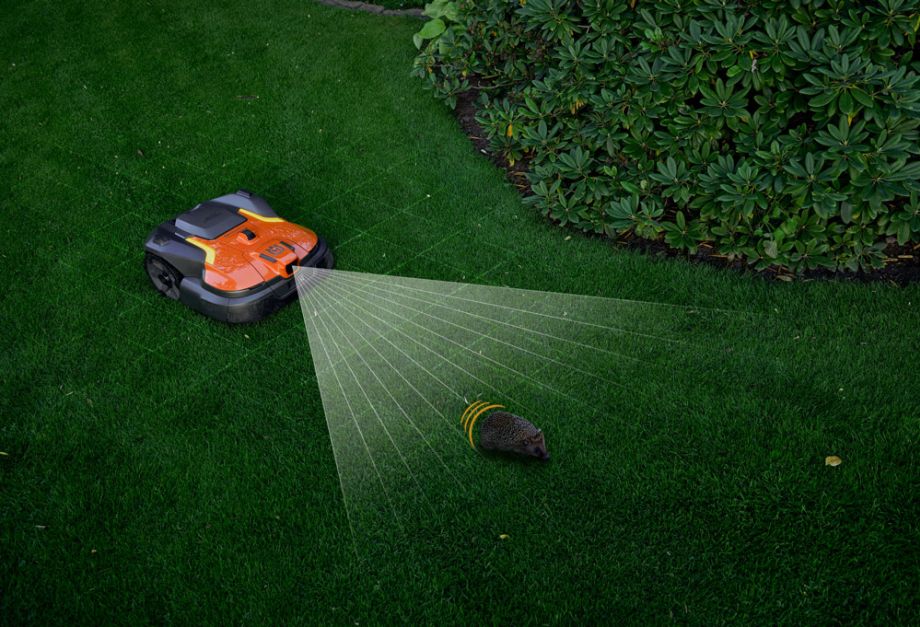 Mähroboter mit Kamera erkennt einen Igel im Garten – igelfreundliche und sichere Rasenpflege durch moderne Sensortechnik.
