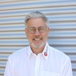 Porträt des Geschäftsführers von Werkzeug Schultze vor dem Firmengebäude – persönlicher Ansprechpartner für Kunden und Service.