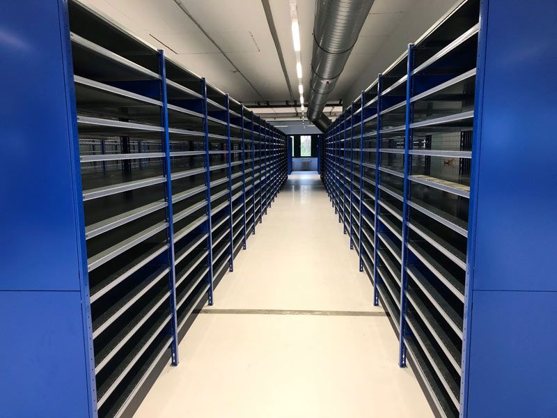 Große Regalanlage in Lagerhalle – strukturierte Lager- und Betriebseinrichtung für effiziente Abläufe im Gewerbe.