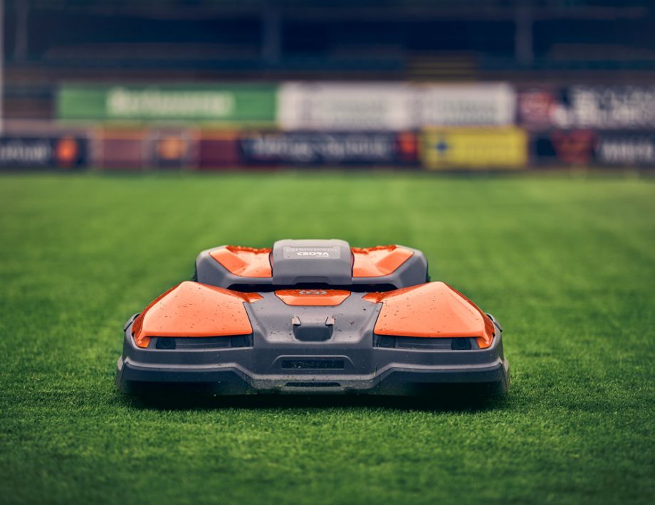 Gewerblicher Mähroboter auf Sportplatz – präzise und zuverlässige Rasenpflege für große Flächen und professionelle Anlagen.