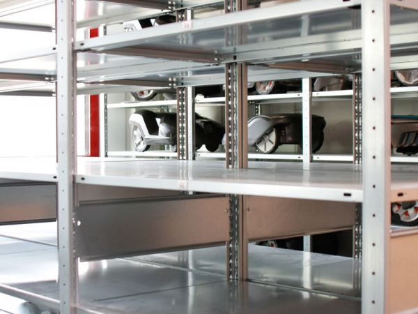 Metallregale für Lager und Werkstatt – stabile Regalsysteme zur übersichtlichen Aufbewahrung von Geräten und Material.